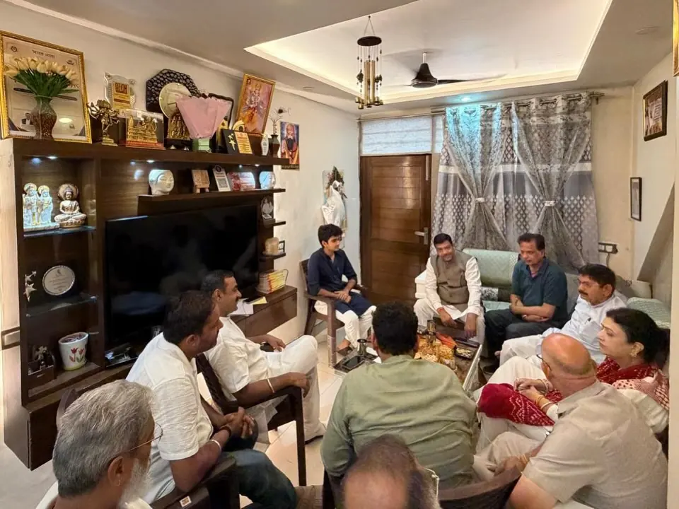 Councillor Parth Gupta Meets BJP Organisation Minister Phaninder Nath Sharma — photo 2